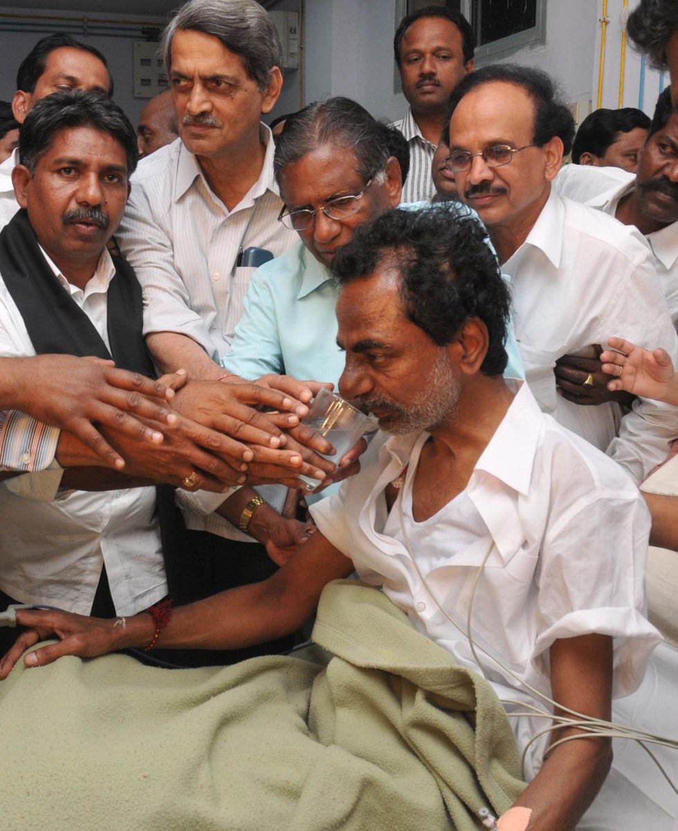 KTRBRS's tweet photo. తుది దశ తెలంగాణ ఉద్యమ ఫలితంగా రాష్ట్ర ఏర్పాటుకు తొలి అడుగుపడ్డ రోజు డిసెంబర్ 9 (విజయ్ దివస్).

సబ్బండ వర్గాల పోరాటం, అమరుల త్యాగం, కేసీఆర్ గారి ఆమరణ నిరాహార దీక్షతో ఢిల్లీ పీఠం వణికి తెలంగాణ రాష్ట్ర ఏర్పాటు ప్రక్రియను ప్రారంభిస్తున్నట్లు కేంద్ర ప్రభుత్వం ప్రకటించి నేటికి 16 ఏళ్లు. 

నవంబర్ 29 (దీక్షా దివస్) లేకుంటే డిసెంబర్ 9 (విజయ్ దివస్) లేదు... డిసెంబర్ 9 లేకుంటే జూన్ 2 లేదు.

జై తెలంగాణ ✊

#JaiTelangana