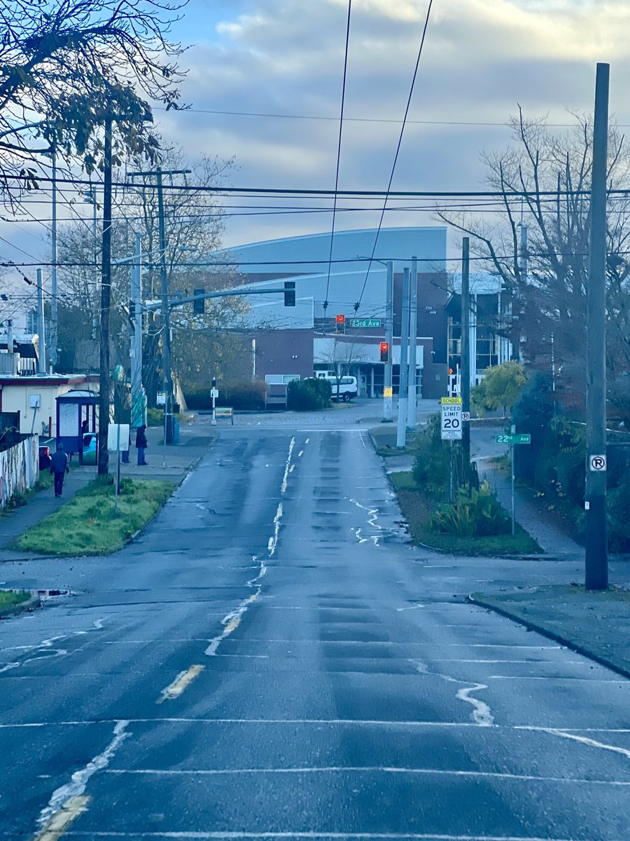 SeattlePhoto1's tweet photo. #Seattle #streetphotography #GarfieldHighSchool https://t.co/Y3QIDIjRY3