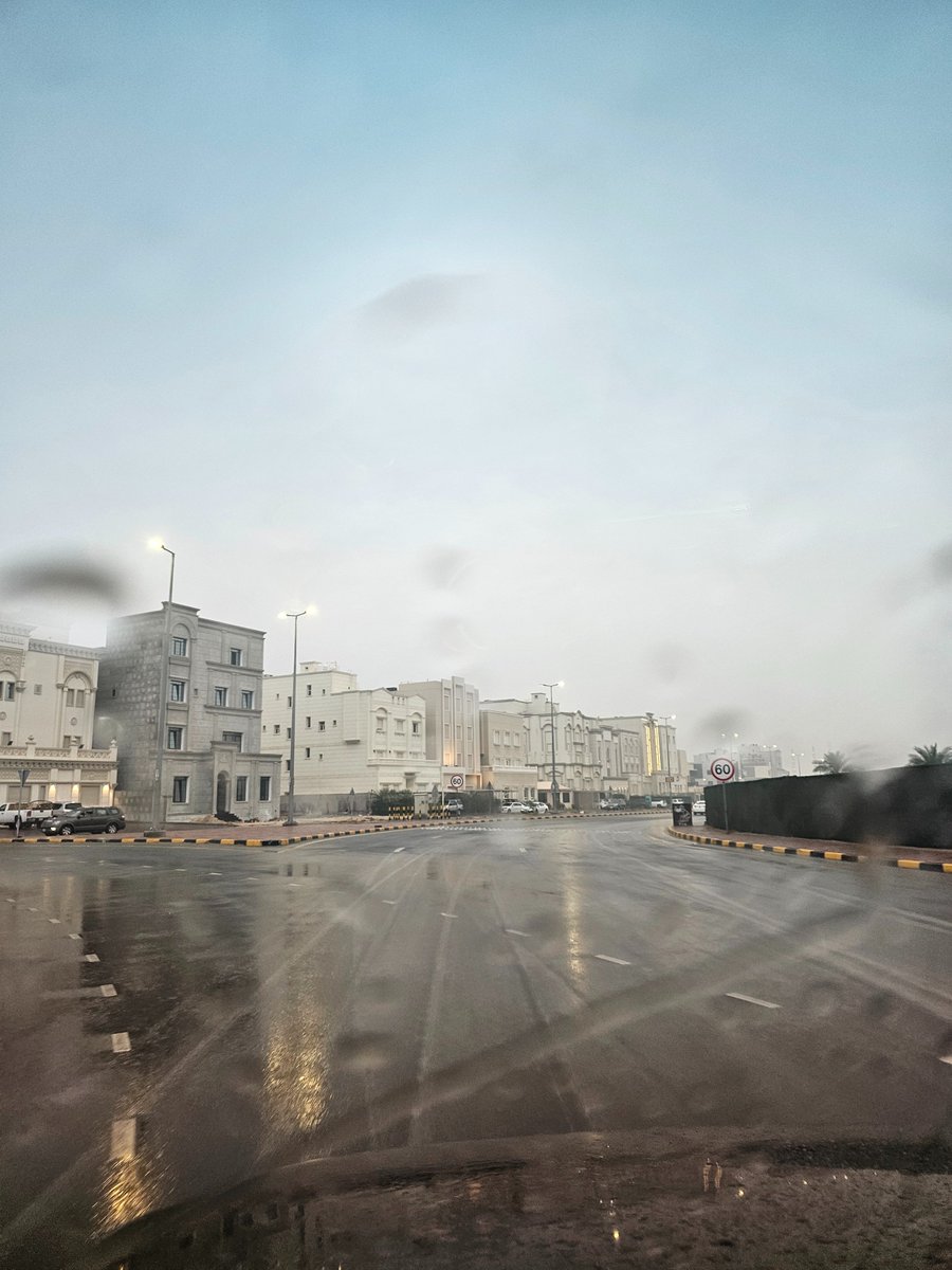 مطرٌ تناثرَ في المدى بإفاضةٍ
محيي الفؤادِ ومبهجُ الإنشادِ

نادى الغمامَ على القلوبِ مُبلِّغًا
أن لا حياةَ لغيرِ ضوءِ رشادِ

كم في الرذاذِ من المواعظِ لو تُرى
عينُ البصيرةِ في صفاءِ رقادِ

وسكبتَ يا مطرُ الحنينَ مدامعًا
تجري وتغسلُ لوعةَ الإبعادِ

اللهم صيبا نافعا