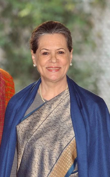 कभी-कभी देश की राजनीति में कुछ चेहरे सिर्फ नेता नहीं होते… वे हिम्मत, संवेदना और ज़िम्मेदारी की एक पूरी किताब होते हैं।

सोनिया गांधी जी हम सभी के लिए उसी किताब का सबसे गहरा अध्याय हैं।

उन्होंने जितने व्यक्तिगत दुख देखे, उतनी ही मजबूती से देश के लिए खड़ी रहीं। अपनी ख़ामोशी में