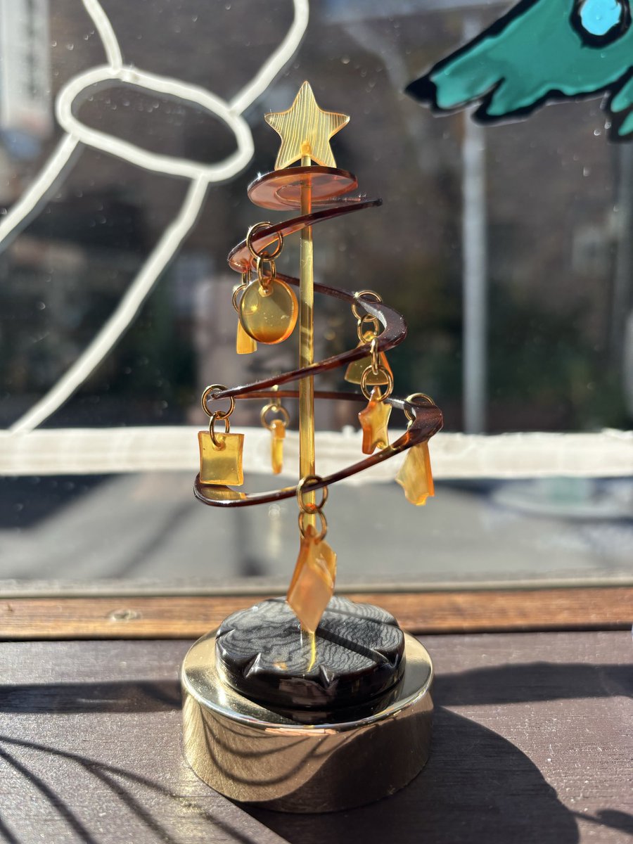 12月9日火曜日 OPENしました 谷中は今週静かです 窓辺のXmas その1