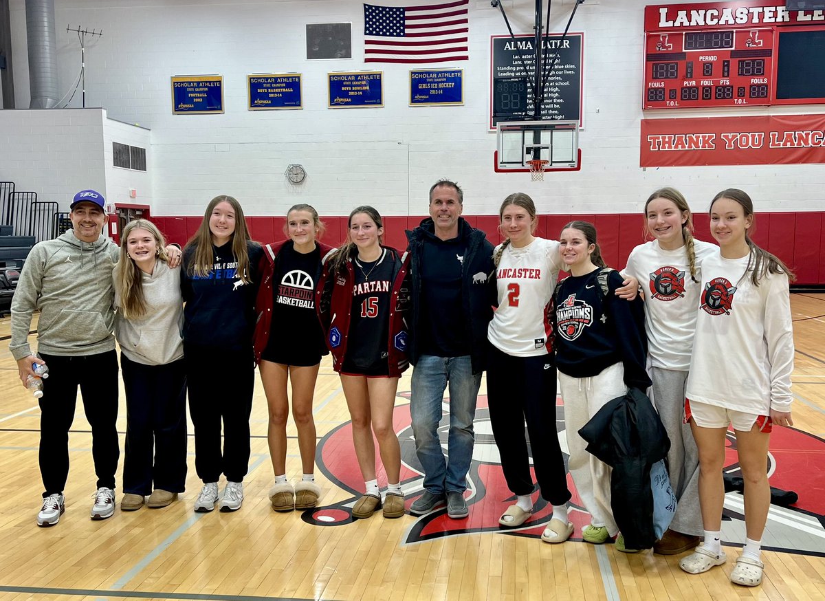 full_courthoops's tweet image. FCH family out in force tonight as FCH Clementines from Williamsville South and Lancaster battled on the court.  Travel teammates and friends for life! Yeah Hannah, Hailey, Liv, Gabby, Reese, Ava, Ari, and Addy! (+ FCH Coaches Mike and Mike) #fchfam.