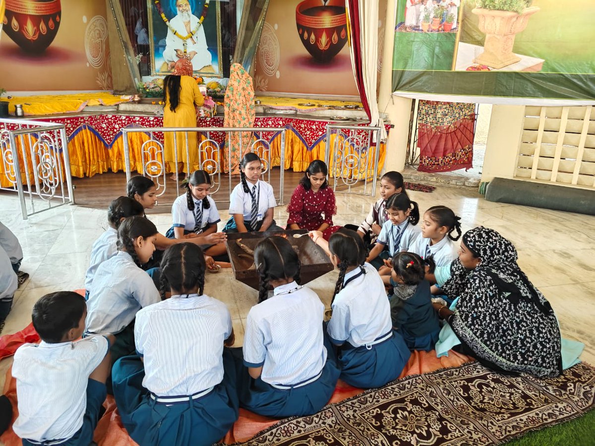 VapiAshram's tweet image. S. G. English Medium School chanod #Vapi के बच्चोऺ ने गुरुदत्त जयंती व पोर्णिमा के शुभ पर्व पर संत श्री आशारामजी बापू आश्रम डूंगरा वापी में गीता पुजन,हवन, पादुका पूजन,गौपूजन,आध्यात्मिक ज्ञान आरती व महाप्रसाद का लाभ लिया। 🕉 🙏