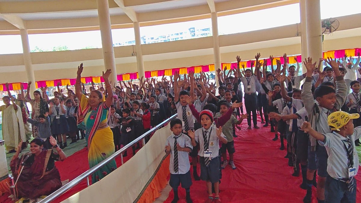 VapiAshram's tweet image. S. G. English Medium School chanod #Vapi के बच्चोऺ ने गुरुदत्त जयंती व पोर्णिमा के शुभ पर्व पर संत श्री आशारामजी बापू आश्रम डूंगरा वापी में गीता पुजन,हवन, पादुका पूजन,गौपूजन,आध्यात्मिक ज्ञान आरती व महाप्रसाद का लाभ लिया। 🕉 🙏