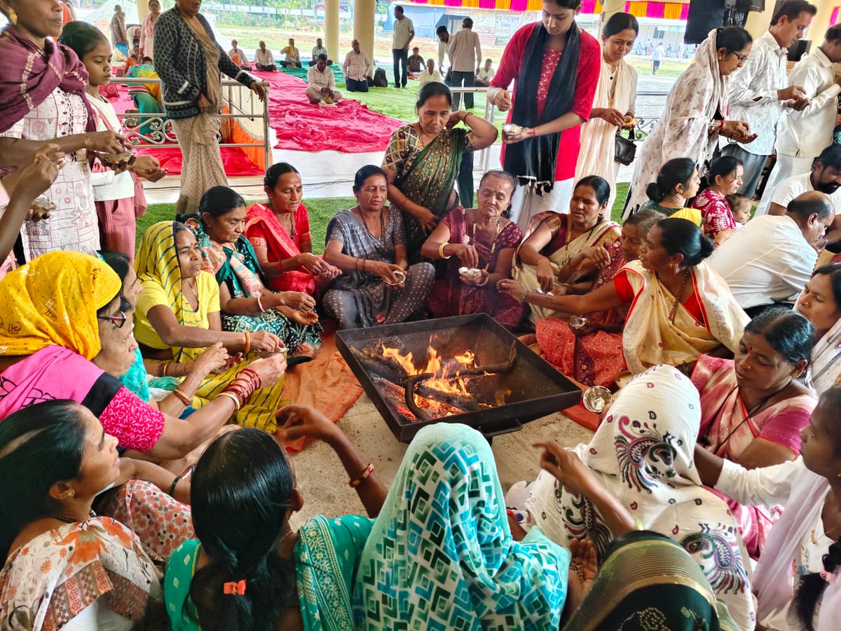 VapiAshram's tweet image. S. G. English Medium School chanod #Vapi के बच्चोऺ ने गुरुदत्त जयंती व पोर्णिमा के शुभ पर्व पर संत श्री आशारामजी बापू आश्रम डूंगरा वापी में गीता पुजन,हवन, पादुका पूजन,गौपूजन,आध्यात्मिक ज्ञान आरती व महाप्रसाद का लाभ लिया। 🕉 🙏