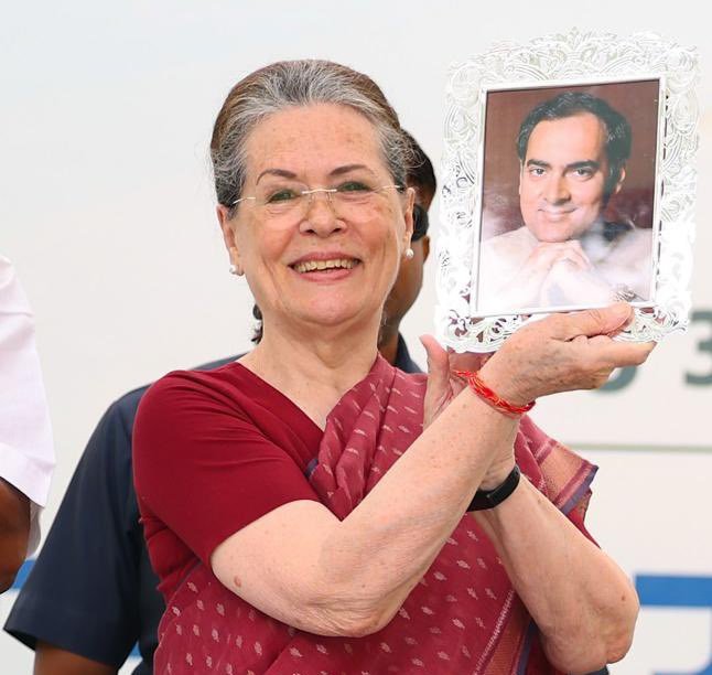 HansrajMeena's tweet image. सोनिया गांधी जी प्रधानमंत्री मोदी से कहीं अधिक राष्ट्रवादी और भारतीय संस्कृति का सम्मान करने वाली नेता हैं। उन्होंने कभी धर्म, मंदिर या संस्कृति को वोट पाने का साधन नहीं बनाया बल्कि सत्ता छोड़कर देश और लोकतंत्र को मजबूत किया। धर्म के नाम पर प्रचार राष्ट्रवाद नहीं होता, देश के लिए…