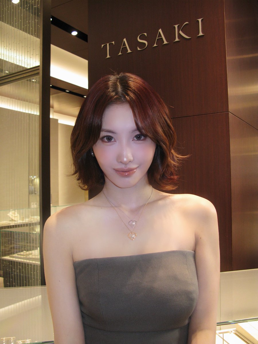 godmitzu's tweet image. MOMO FOR TASAKI OMG LOOK AT HER