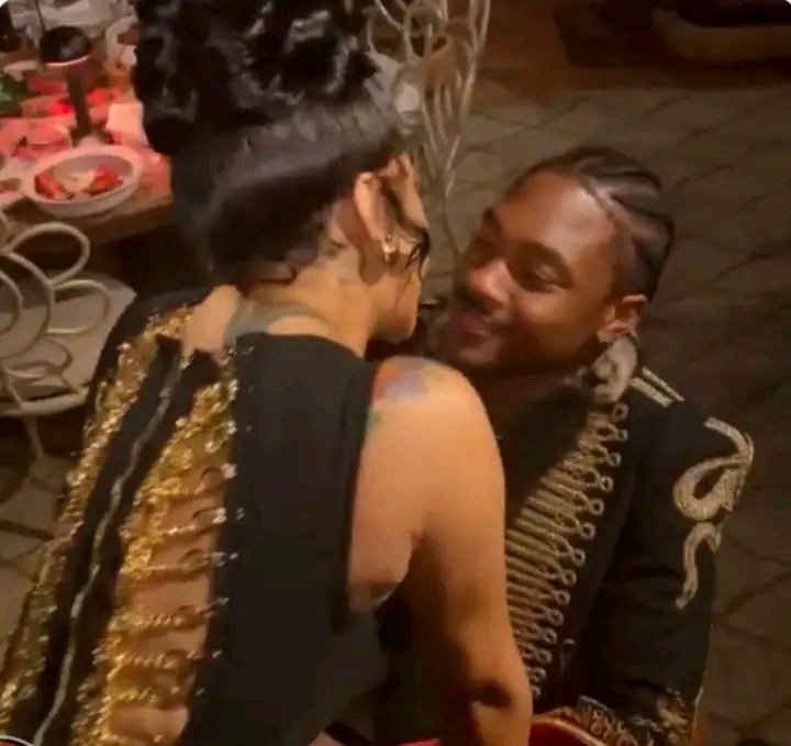 Me enjoying the first 2 months with a man who's a walking red flag: