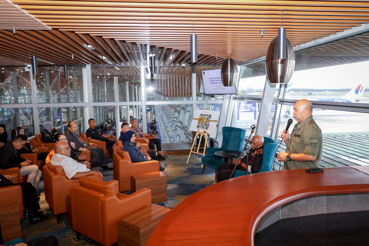 8 Disember 2025 – Sijil pendaftaran AKSC diserahkan di KLIA Terminal 1 oleh wakil Pesuruhjaya Sukan kepada Presiden AKSC, Tuan Ibrahim bin Mohd Yusof. Pendaftaran rasmi ini memperkukuh pembangunan sukan menembak dan profesionalisme pegawai AKPS KLIA.
#MalaysiaMadani #mcba