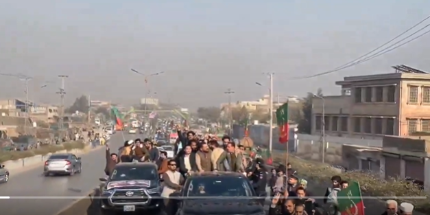 pakistanwalli's tweet photo. فوج نے اعلان کیا ہے کہ جو بھی عمران خان سے ملاقات کے لیے اڈیالہ جیل آئے گا، اسے گرفتار کیا جائے گا۔
@SohailAfridiISF، یہ پشاور جلسے میں آنے والا آپ کا قافلہ تھا۔ آج بھی آپ کو ایسے ہی عمران خان سے ملاقات کے لیے جانا ہوگا، نہ کہ ایک درجن بندے لے کر جیسے آپ جاتے ہیں۔ آپ کو عمران خان کی بہنوں کا بھی تحفظ کرنا ہوگا۔ اگر فوج انہیں گرفتار کرتی ہے تو آپ بھی گرفتاری دیں۔ پہلے ہی اپنا ویڈیو پیغام ریکارڈ کر کے رکھیں۔ اگر عمران خان کی بہنوں اور آپ کو گرفتار کیا جاتا ہے تو خیبرپختونخوا کے عوام کو کال دیں کہ صوبے کے تمام راستے بند کریں، فوجی چھاؤنیوں کی بجلی اور پانی کی سپلائی کاٹ دیں، پشاور میں 10 لاکھ لوگ جمع ہوجائیں اور اڈیالہ جیل کی طرف لانگ مارچ شروع کریں۔