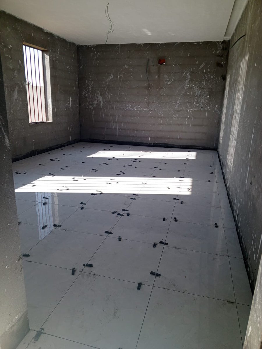 تواصل جمعية البر والخدمات الاجتماعية بعفراء (جود) تنفيذ مراحل العمل في منزل الخير رقم (6)، حيث اقترب الانتهاء من أعمال الجبس والسيراميك، والبدء في مرحلة رش البويات، وذلك ضمن جهود الجمعية المستمرة لتقديم مساكن مكتملة وبجودة عالية للأسر المستحقة.