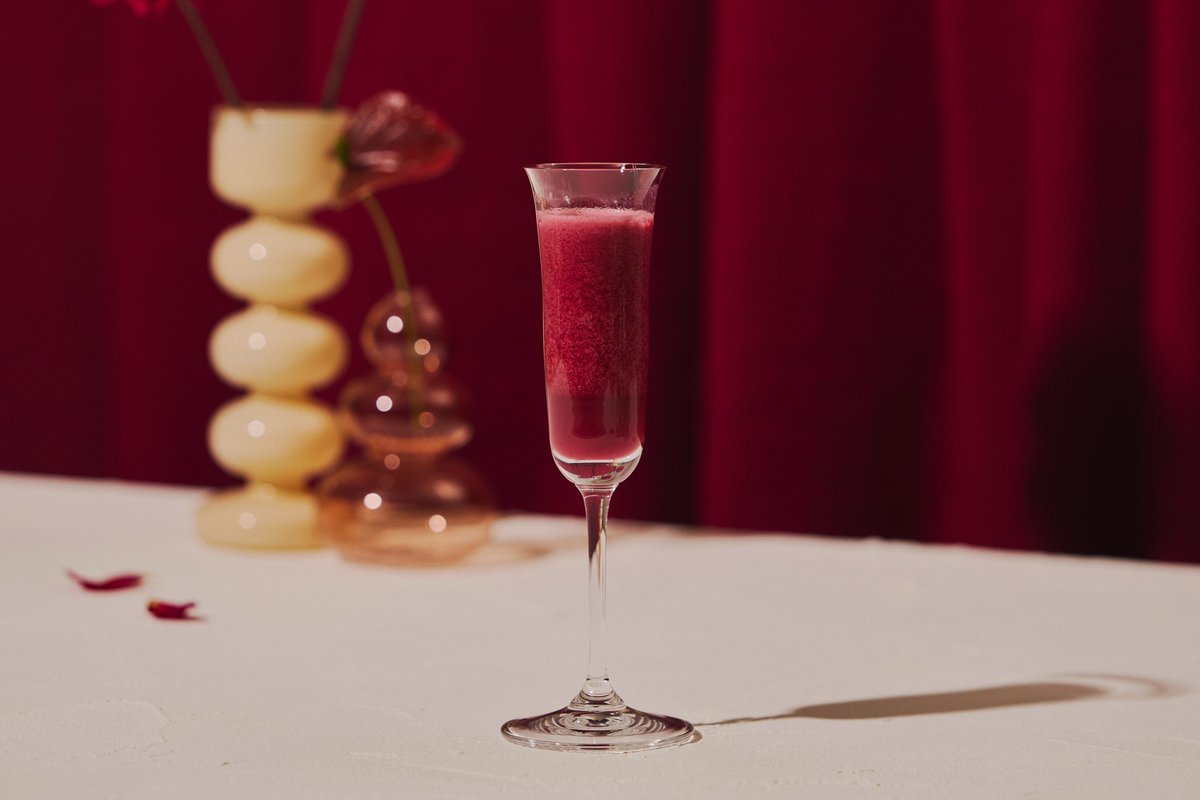 thousand_kyoto's tweet photo. 2026年1月9日(金)よりカフェ＆バー「TEA AND BAR」にて、いちごがきらめくウェルカムデセールのパルフェが主役の「ストロベリー・パルフェ・アフタヌーンティー」をご提供いたします。
冬から春へと、ウェルカムデセール、ドリンクの内容を変更いたします。  

▽詳細はこちら
https://t.co/BgXtEMwISO https://t.co/wm03a48cVe