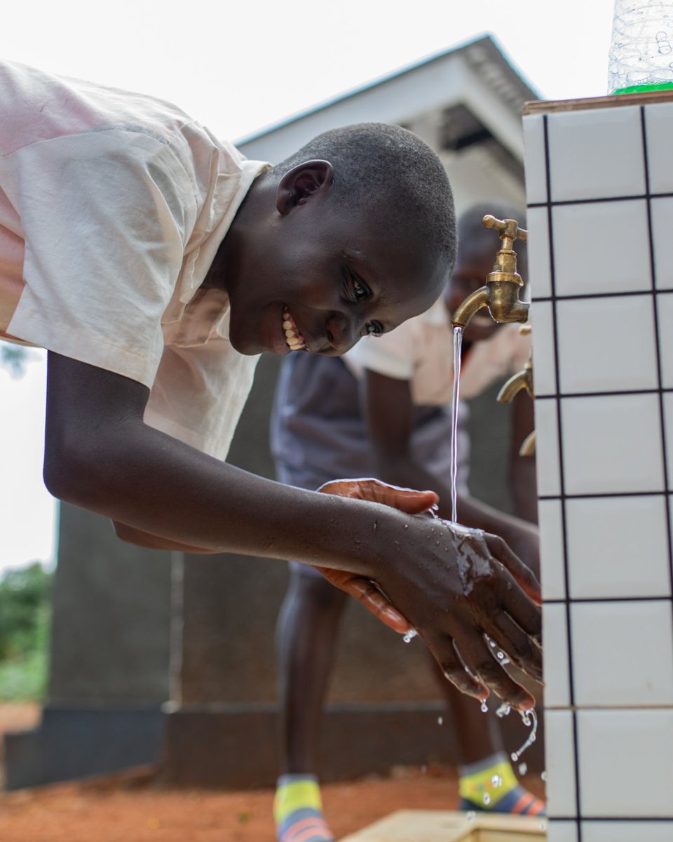 Rotary's tweet image. Doing good in the world because of you 💛 Your support helps Rotary bring hope to communities in need, from life-saving polio vaccines to essential health services. Your gift makes a difference. Give the Gift of Rotary: on.rotary.org/3FyL31z