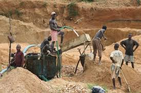 PNkiwan's tweet photo. 👩‍💼 The recent outreach to small‑scale miners is a welcome move. Formalising mining activities can curb smuggling and boost local economies. #ResponsibleMining #ZimDevelopment https://t.co/G1C01slxC2