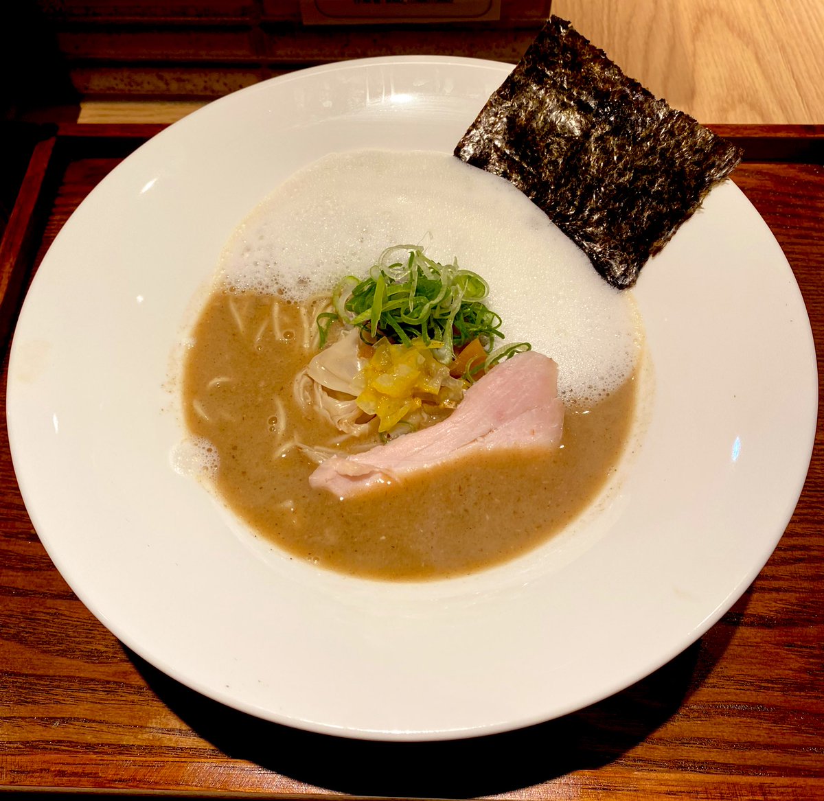 東京都　港区　新橋（内幸町）

『麺屋周郷 鶏のとりこ』✨リアルタイム速報

🆕本日オープンのお店へ🍜

新橋では1番？の行列で有名なつけ麺屋さんのプロデュース‼️鶏の濃厚なラーメンは京都・一乗寺の極鶏以来久しぶり😆

メチャ美味しい🤤チャーシューも柔らかいしライスが欲しくなる🍚