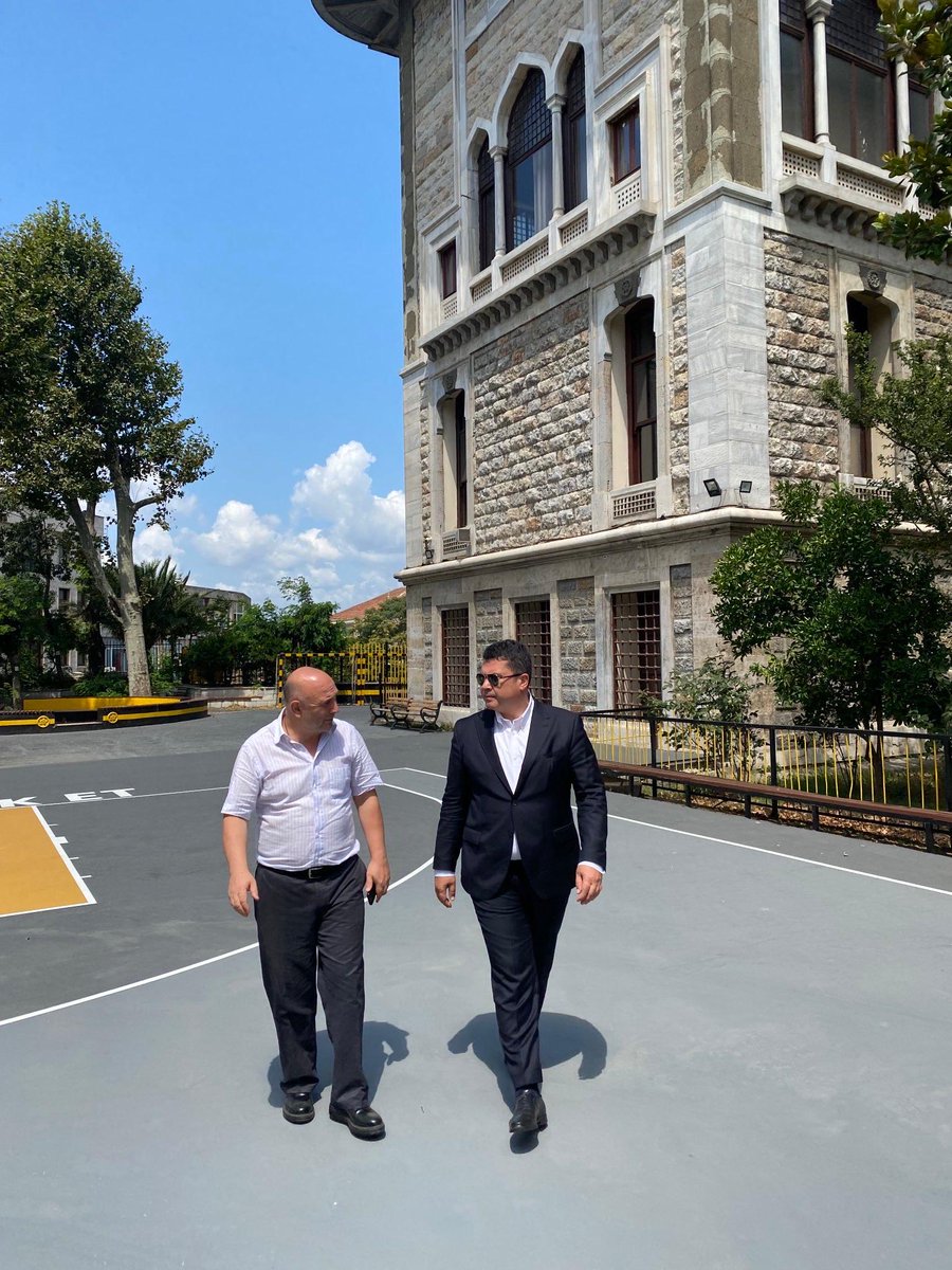 2011–2016 yılları arasında veli olarak sıklıkla havasını teneffüs edip gençlerimiz ve ülkemiz adına her daim kıvanç duyduğumuz İstanbul Erkek Lisesi; idarecilerinden müstahdemine kadar bizde çok kıymetli hatıraları olan müstesna bir mekândır. Bulduğumuz her fırsatta bahçesinde