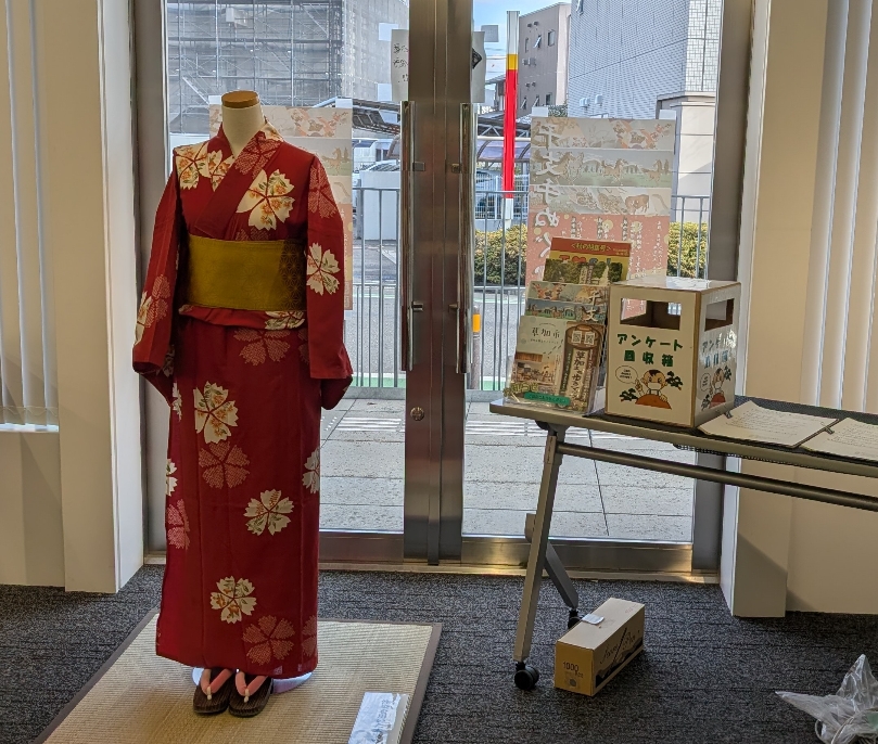 08NcY0eHJygXfPG's tweet image. 【「干支手ぬぐい展」開催！】
埼玉県伝統工芸士である昼間 時良（ひるま ときよし）氏が十二支をテーマに染め上げた「干支手ぬぐい」の展示会が、草加市役所1階   ギャラリースペースにて開催、12日まで

注染で染めたゆかたは、せんべい、皮革と並ぶ、草加の3大地場産業

皆様、ぜひ、お越しください