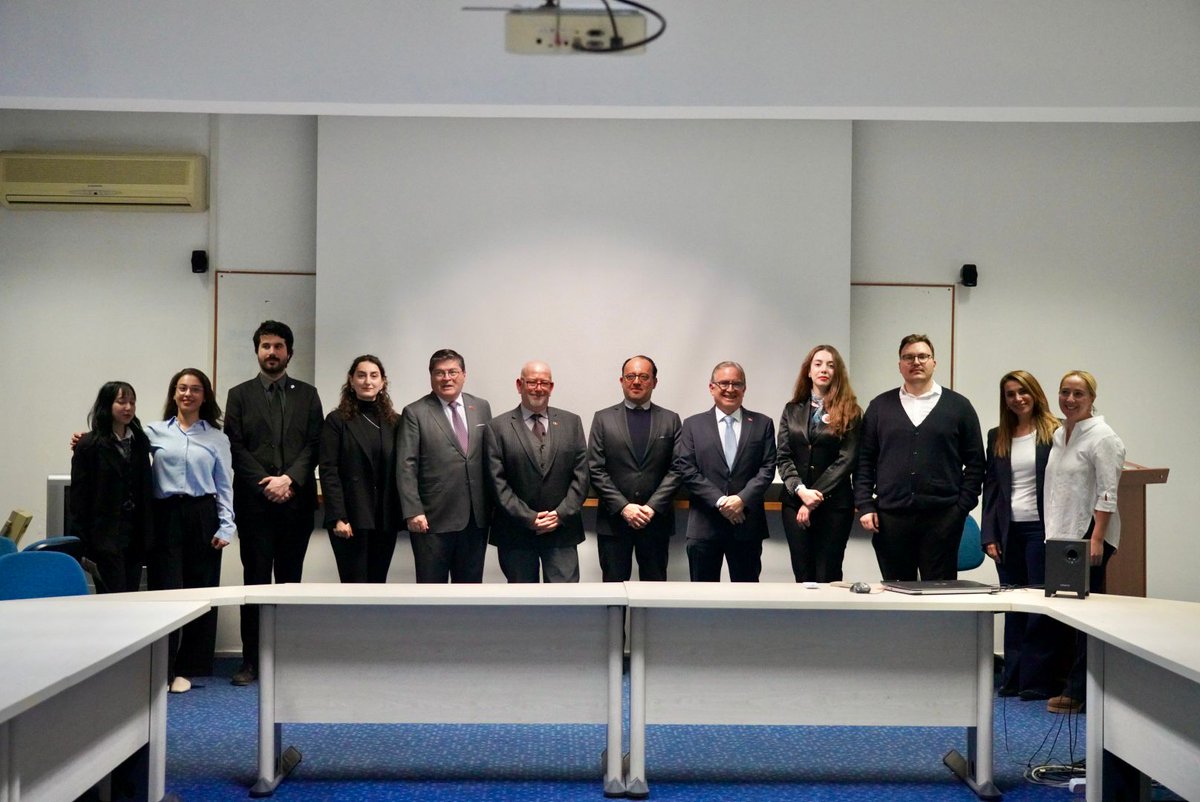 EmbaMexTur's tweet image. El 8 de diciembre, el Emb. @CGjdl participó en el panel “Latin America, relations and culture” organizado en la Universidad @METU_ODTU en compañía de los embajadores de 🇨🇱, 🇨🇷 y 🇩🇴. Dialogaron sobre política exterior, diplomacia cultural y relación con Türkiye 🇲🇽🤝🇹🇷