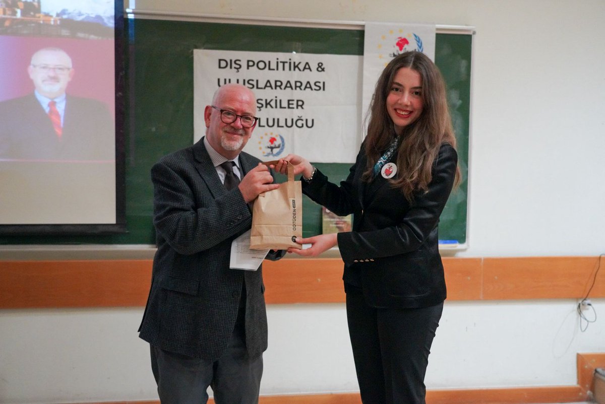 EmbaMexTur's tweet image. El 8 de diciembre, el Emb. @CGjdl participó en el panel “Latin America, relations and culture” organizado en la Universidad @METU_ODTU en compañía de los embajadores de 🇨🇱, 🇨🇷 y 🇩🇴. Dialogaron sobre política exterior, diplomacia cultural y relación con Türkiye 🇲🇽🤝🇹🇷