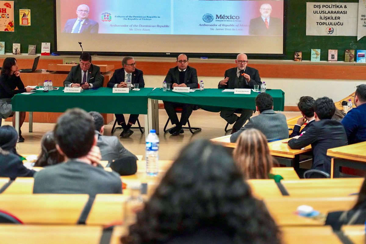 EmbaMexTur's tweet image. El 8 de diciembre, el Emb. @CGjdl participó en el panel “Latin America, relations and culture” organizado en la Universidad @METU_ODTU en compañía de los embajadores de 🇨🇱, 🇨🇷 y 🇩🇴. Dialogaron sobre política exterior, diplomacia cultural y relación con Türkiye 🇲🇽🤝🇹🇷