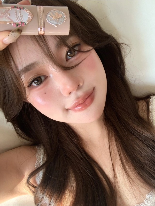 krr_ontheground's tweet photo. イサベ先輩プロデュースの𝗧𝗪𝗢 𝗦𝗟𝗔𝗦𝗛 𝗙𝗢𝗨𝗥が鬼ｶﾜすぎる…🤍特にオリヤンセールでもバカ売れ即日完売、在庫もない幻カラー𝐵𝑒𝑡𝑡𝑦 𝐵𝑒𝑖𝑔𝑒はチークなのにハイライトのせたみたいなツヤ感で、ポイントで入れると一気に華やかになる…こういうｳﾙﾁｭﾙ系は何個あってもたまらんっ😭 https://t.co/pB1aB4RC58