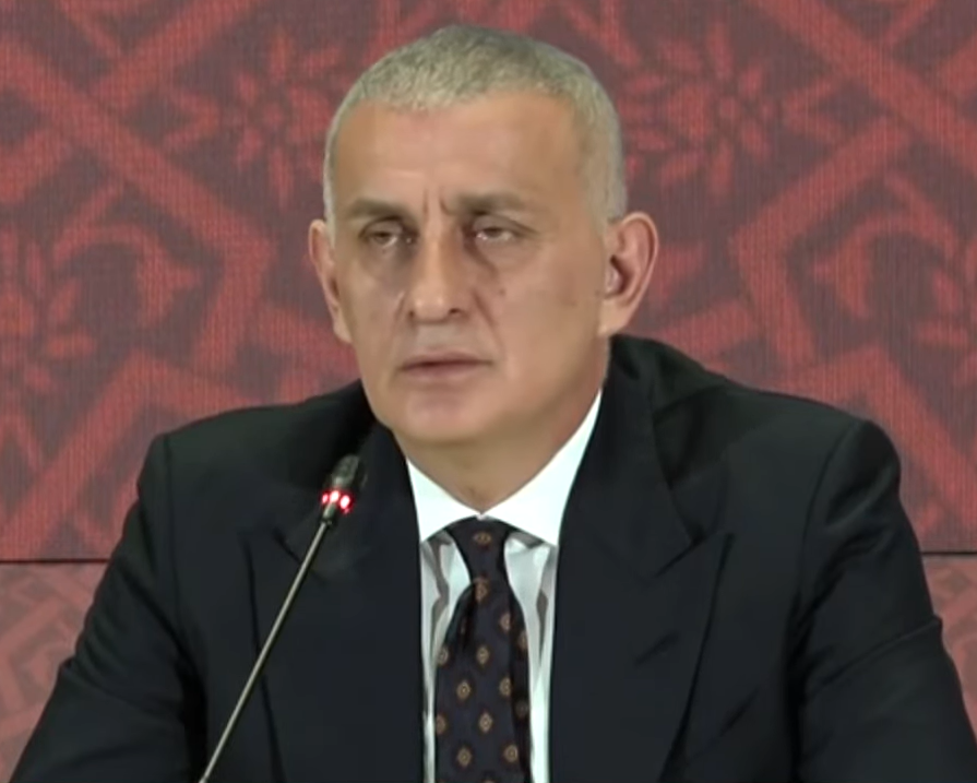 İbrahim Hacıosmanoğlu: "Güzide kulübümüz Galatasaray'ın hocası, 'Arda Kardeşler'in günahı neydi?' diyor. Yasin ile Arda'nın pozisyonu bir değil. Bu mesajların futbol kamuoyuna hiçbir katkı sağlayacağına inanmıyorum. Bu konulara MHK karar veriyor ama Arda Kardeşler'in hakemliği