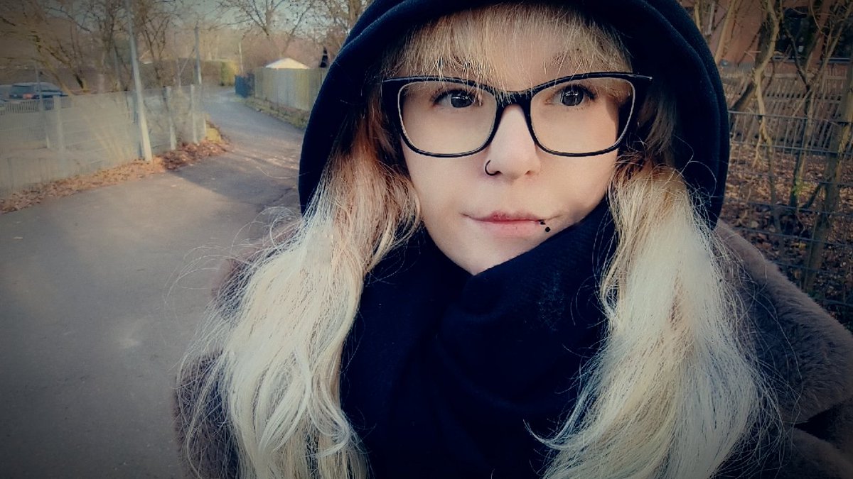 Sorry to say aber ja, die meiste Zeit von meinem Alltag seh ich einfach so aus 🤫 kein Makeup allerhöchstens Concealer um die Pickel abzudecken &amp; manchmal auch nicht mal das 🫣 Love yourself 🫶🏻 (p.s meine Augenringe sieht man da zwar nicht aber die gehören dazu) 😌✨