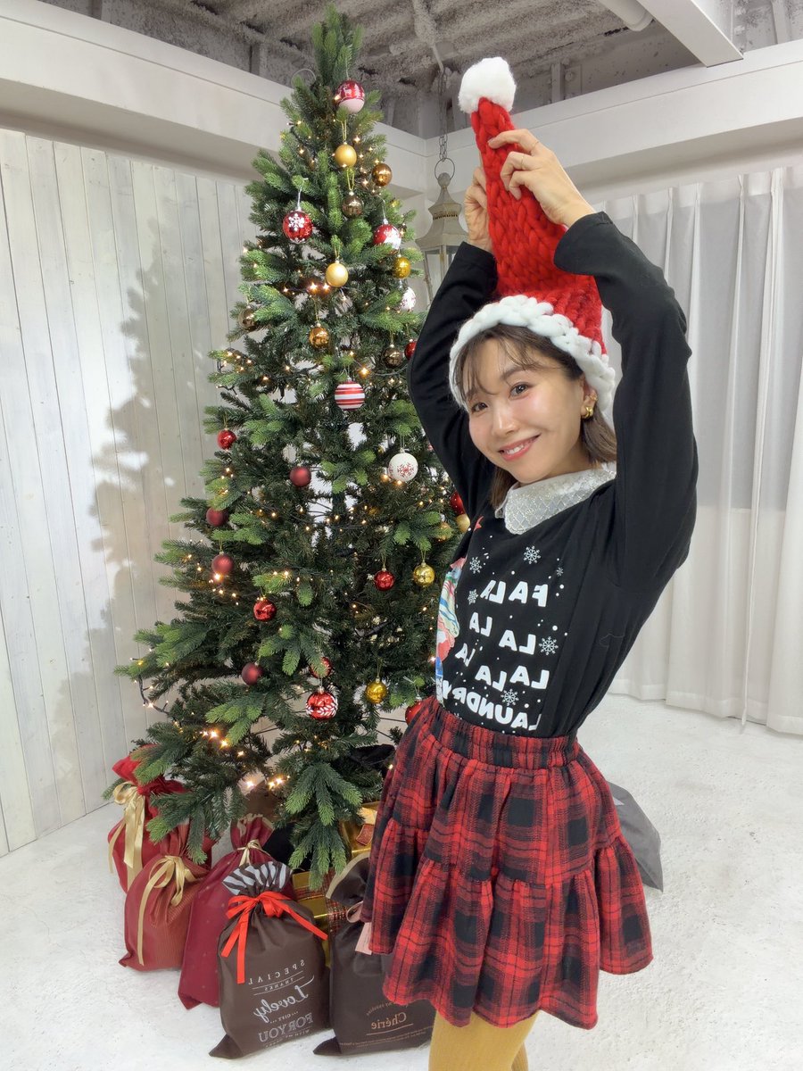 MjSaori's tweet image. 早速見て頂きありがとうございます🙇‍♀️🥹🥰✨
今日も続きあげます🥰
衣装は憧れの安室奈美恵さんのクリスマスの服を参考にしました🎅💚
サンタ帽はクリスマスなので🤣

#TikTok #coversong