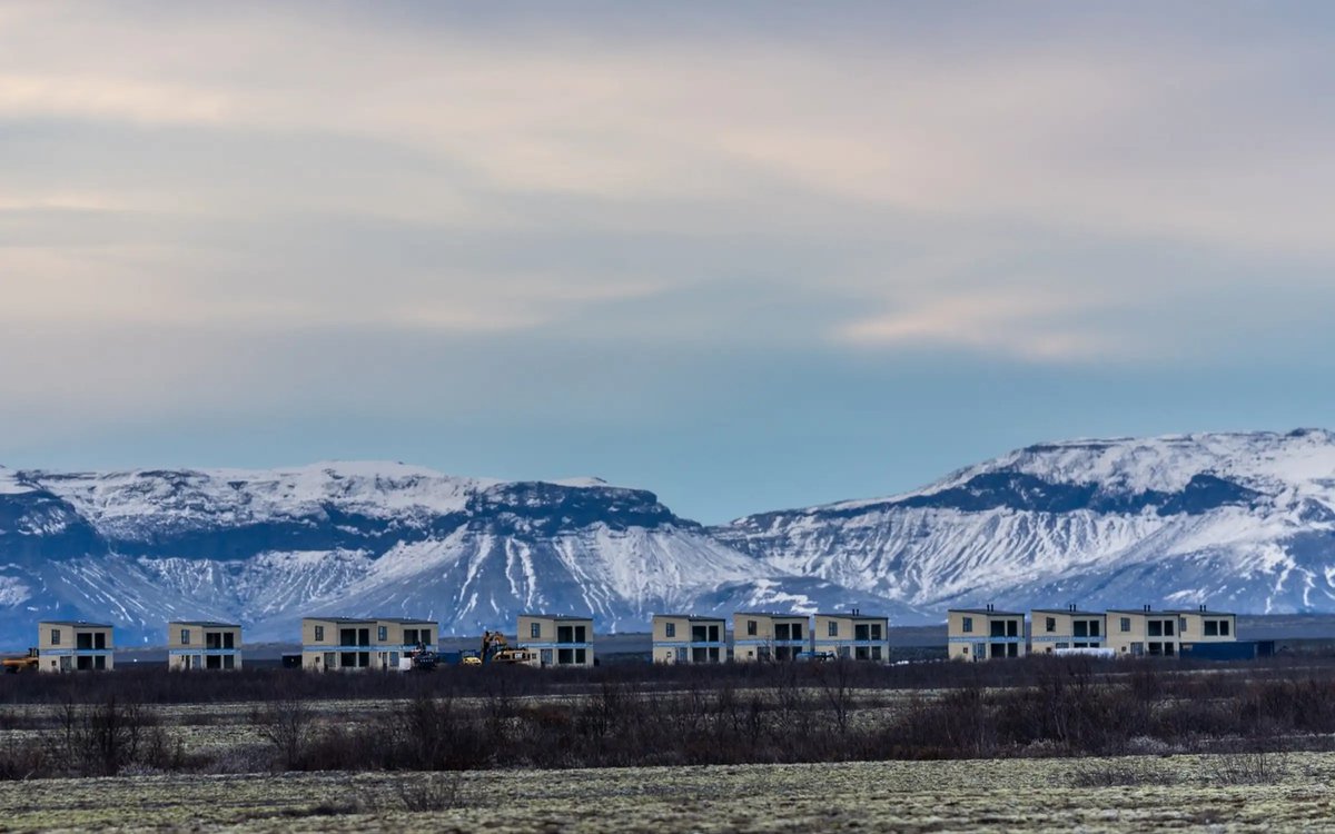 AndriMagnason's tweet image. Þetta er mesta snilld: ,,Ég veit að þetta kann að virðast þannig þegar horft er á framkvæmdirnar, en húsin eru ekki tveggja hæða í hefðbundnum skilningi." - Sigurjón Andrésson bæjarstjóri á Höfn.