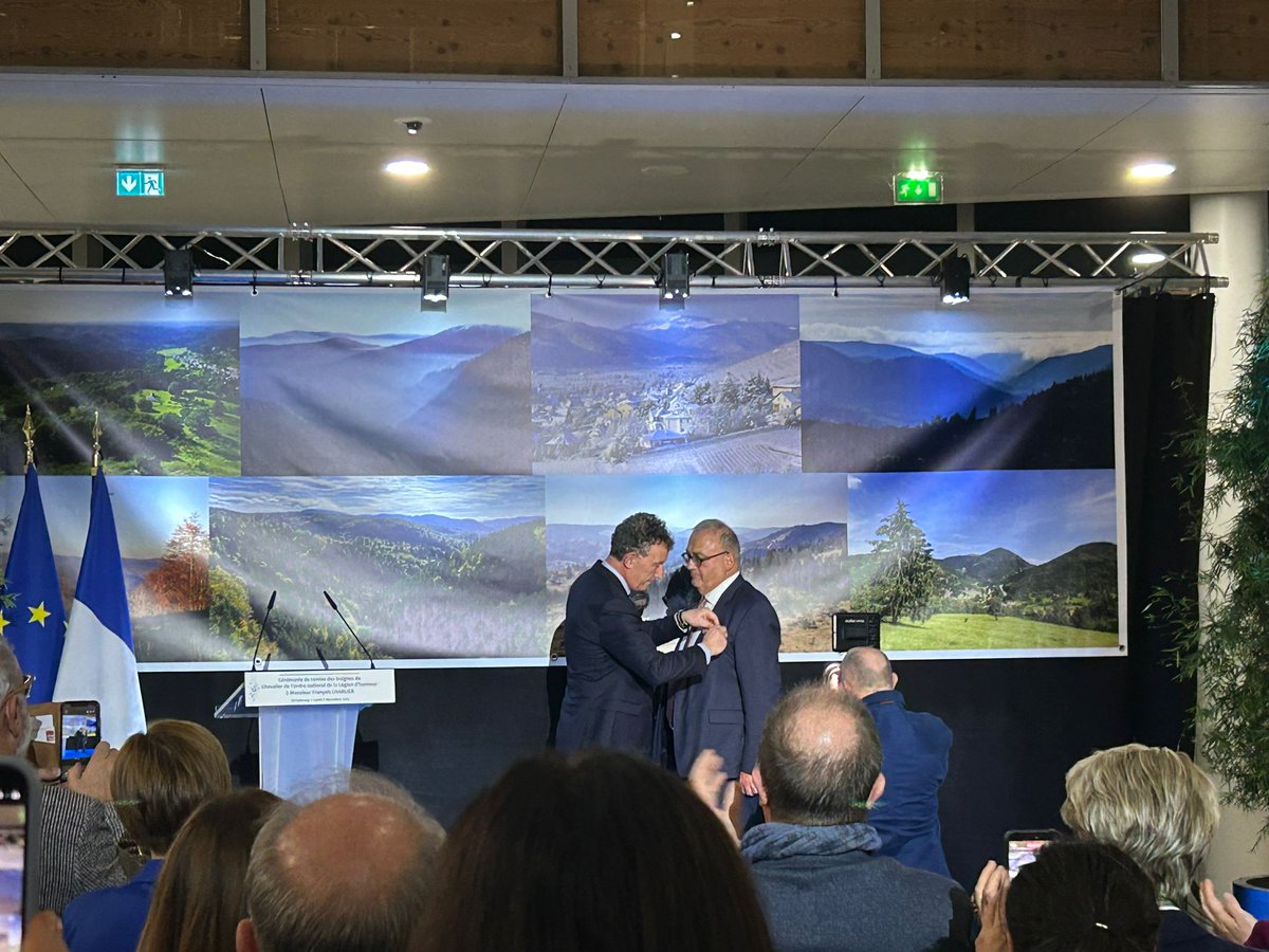 Après de nombreuses années au service de notre collectivité, François Charlier, Directeur Général des Services, s’apprête à tourner la page pour profiter d’une retraite bien méritée !

À cette occasion il a reçu des mains de Franck Leroy les insignes de Chevalier de la Légion