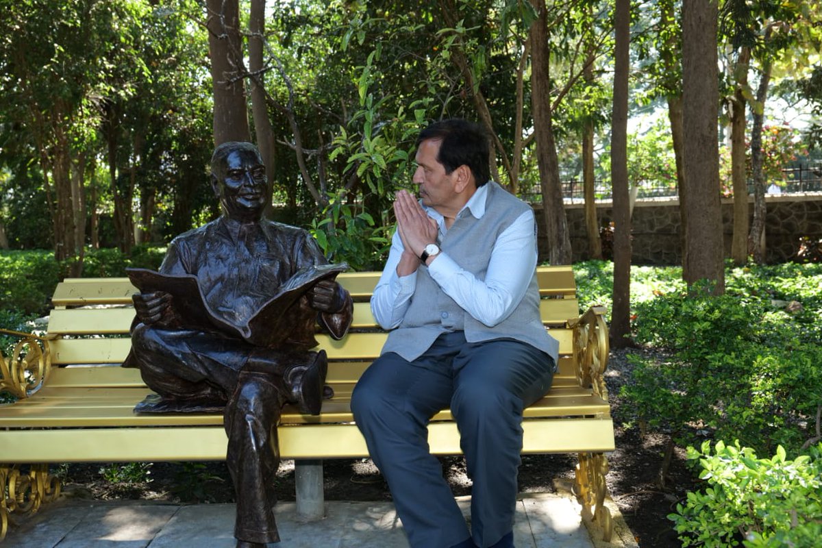 MPLodha's tweet photo. आज यवतमाळ दौऱ्यात स्वर्गीय स्वतंत्रता सेनानी व पत्रकार श्री जवाहरलाल दर्डा यांच्या समाधीस्थळाला भेट देऊन श्रद्धांजली अर्पण केली व परिसरात त्यांच्या स्मृतिप्रीत्यर्थ वृक्षारोपण देखील केले.
#YavatmalVisit #ShriJawaharlalDarda #TreePlanation #MPLodha https://t.co/1HujWFi5Ui