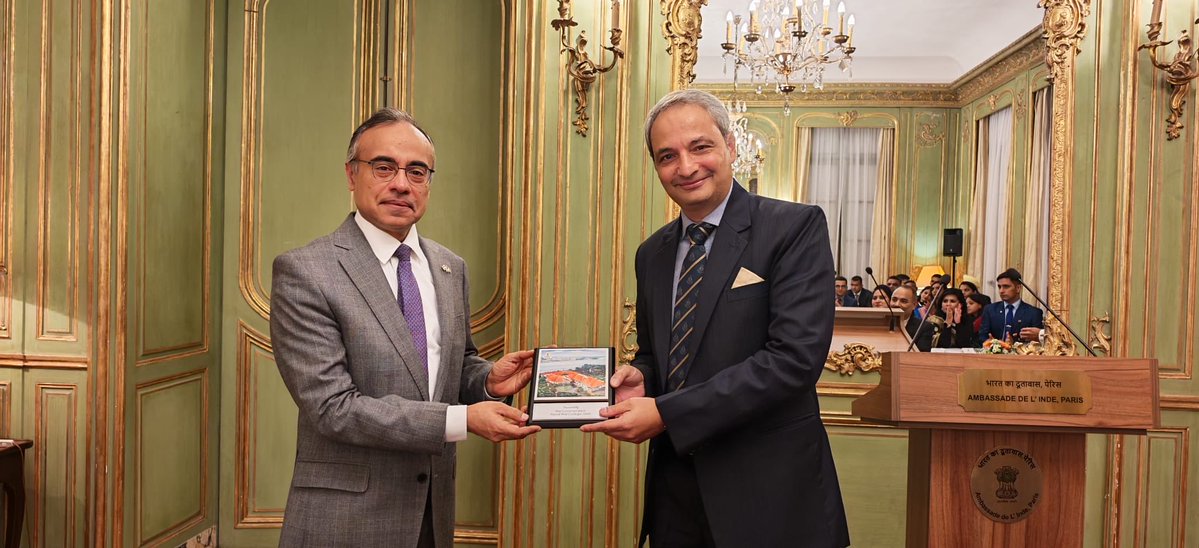 IndiaembFrance's tweet image. L’Ambassadeur Sanjeev Singla a échangé avec une délégation de 22 membres du Indian Naval War College de Goa, en visite en France dans le cadre d’un voyage d’étude à l’étranger. Au cours de leurs discussions, il a présenté les principaux domaines de coopération du partenariat…