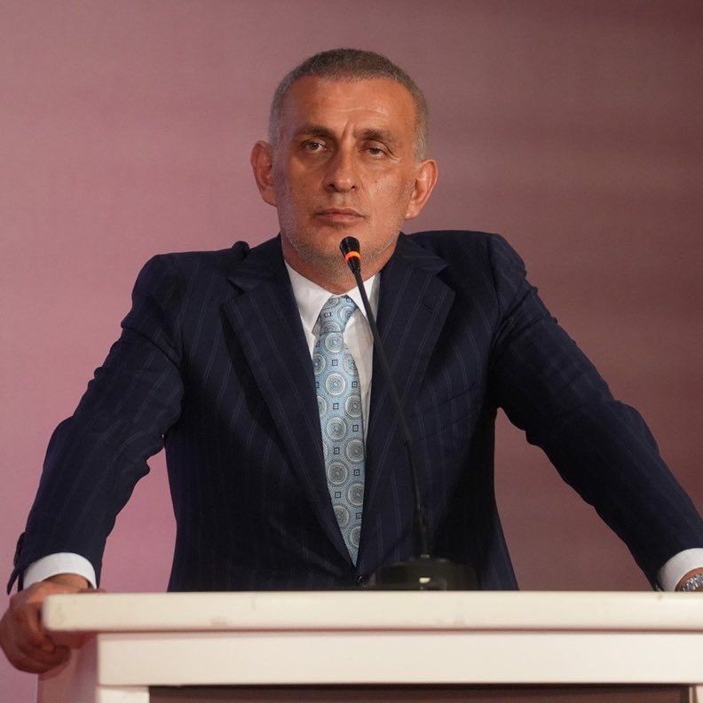 İbrahim Hacıosmanoğlu: "Dursun Özbek ve Abdullah Kavukçu geldi görüşmeye. 

Maçla ilgili şikayetleri vardı. Bence orada şikayetçi olması gereken taraf Fenerbahçe'ydi. 

Fenerbahçe 8 kişiyle atak yaparken hakem pozisyonu durdurup yerde yatan arkadaşın yanına gitti."