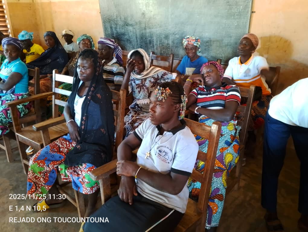 « Exode rural et avenir des jeunes : quel avenir pour demain ? ». La première séance, tenue à Tampégré dans la salle d’alphabétisation, a réuni les femmes du village autour d’échanges sur les causes et conséquences de l’exode rural, notamment la baisse des effectifs scolaires.