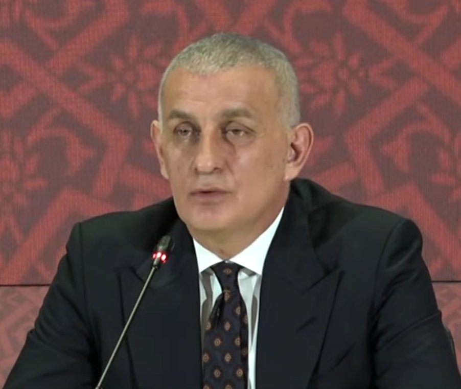 mknewstr's tweet photo. Erinç Bilican: "Son derbi maçı için bile “bana göre serzenişte bulunması gereken Fenerbahçe” diyebilecek kadar aleni Galatasaray düşmanı." https://t.co/WChFGBAnFo