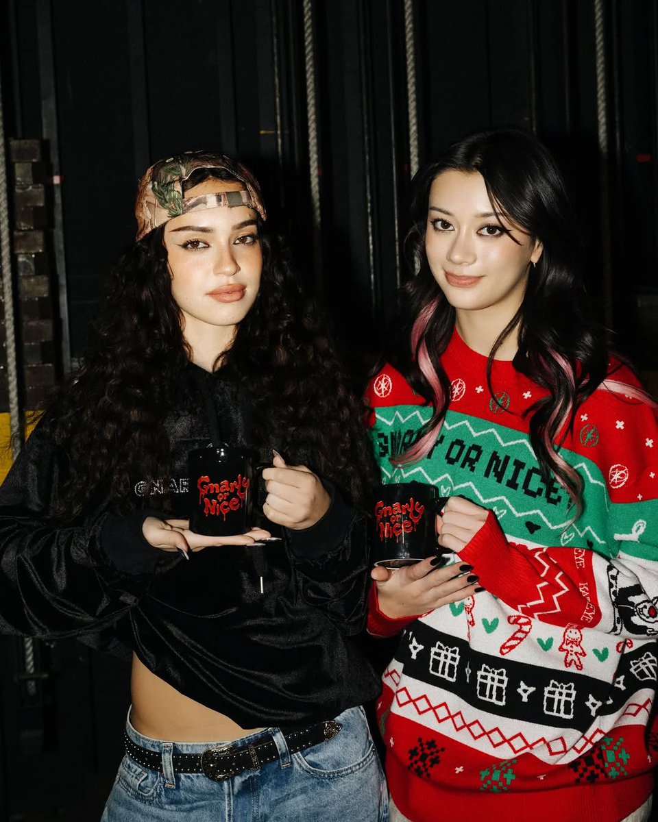 📸 | #DANIELA y #MEGAN para la colección de merch de Navidad! 🛡️🍒🖤  @katseyeworld #KATSEYE, image size:960x1200