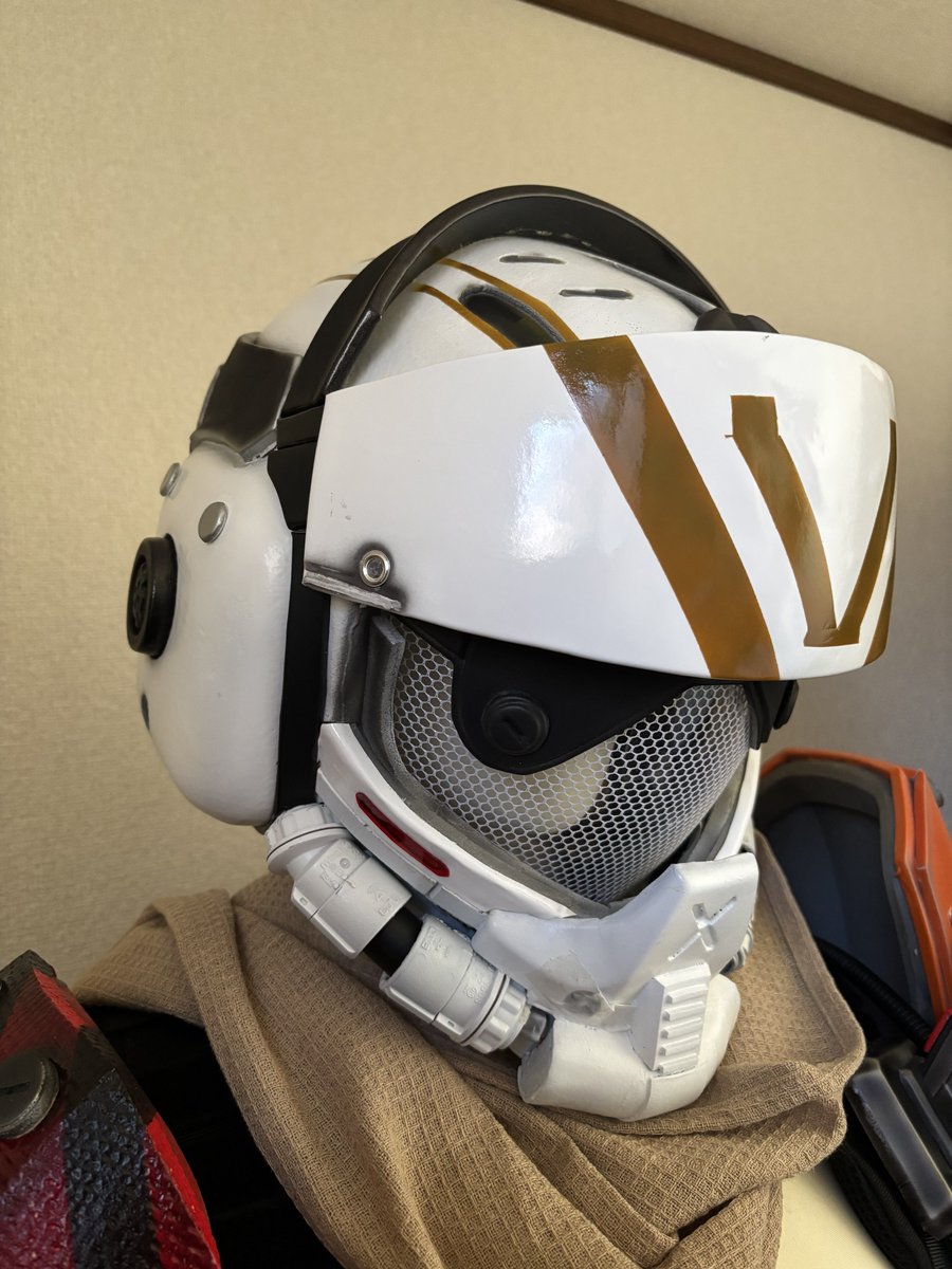 壊れたヘルメット できたばかりのヘルメットをすぐに汚くしてやったゼェ〜