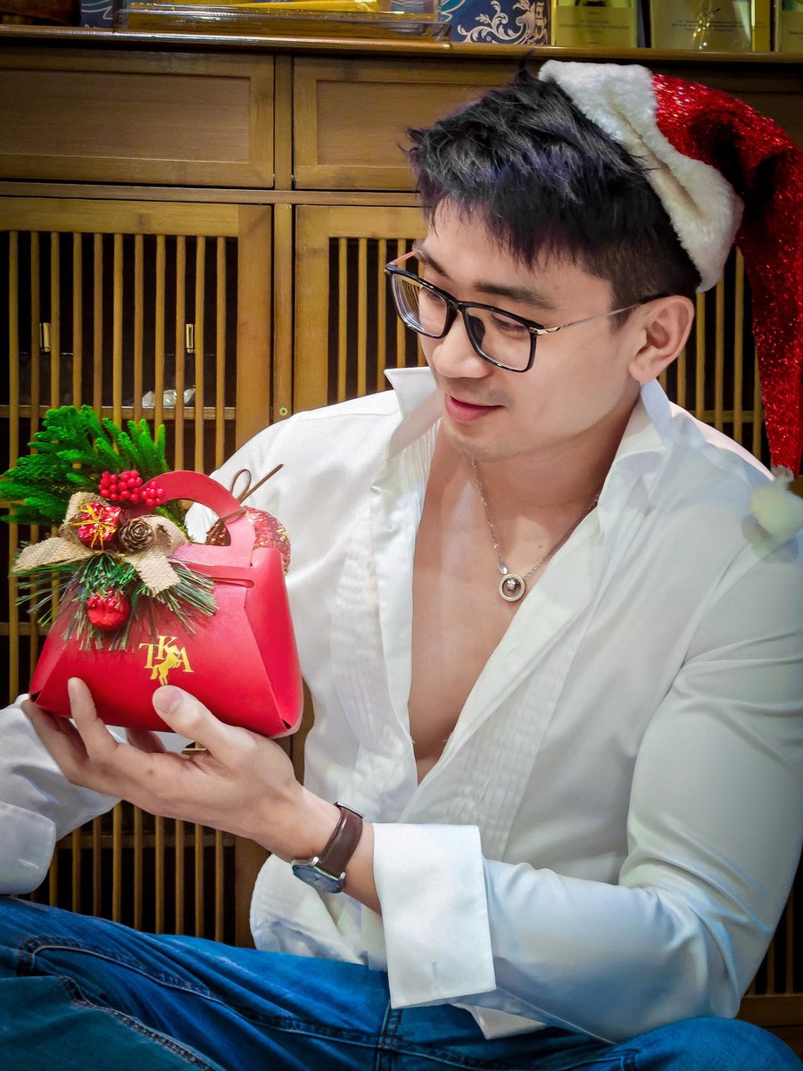 Kayson90's tweet image. Premium Perfume
🌲 Sacred Groove
🍵 League of Tea 
🌹 Rosarium
🍐 The Zen

Premium Christmas Gift Box:
RM499 → NOW RM399 (Earlybiry Ended Price RM339)

Premium Little Christmas Pack:
RM138 → NOW RM99
DM for order with Earlybird price🤩