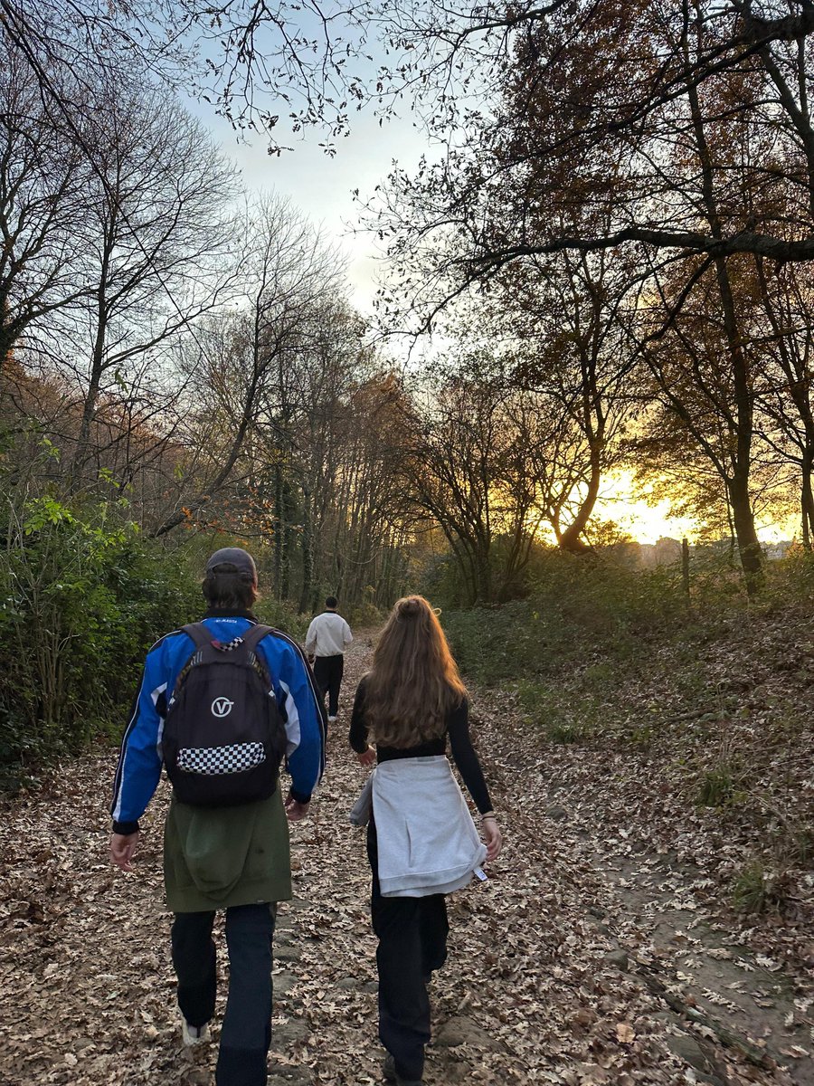 carraccedo's tweet photo. No todo iba a ser urbanita... Mi pelo combina con los colores del bosque. https://t.co/EvIwXigJcd