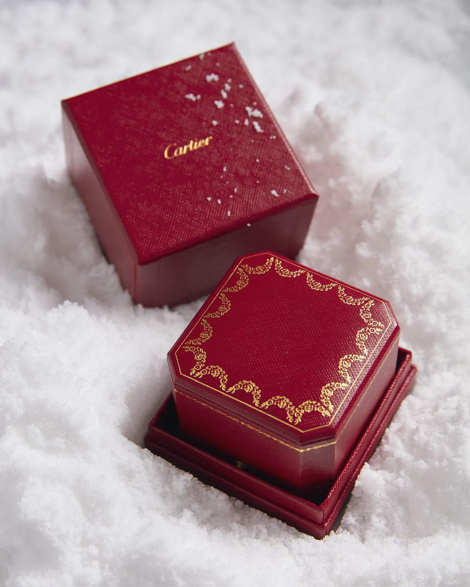 #VogueBijoux Cartier <a href="/Cartier/">Cartier</a> เฉลิมฉลองเทศกาลส่งท้ายปี 2025 ด้วยการเผยโมเมนต์แสนอบอุ่นของเหล่าคาร์เทียร์แอมบาสเดอร์ ประเทศไทยอย่าง ‘คิมเบอร์ลี่ แอน โวลเทมัส’, ‘ต่อ-ธนภพ ลีรัตนขจร’ และ ‘เจฟ-ซาเตอร์’ ท่ามกลางบรรยากาศการประดับต้นคริสต์มาส การเตรียมของขวัญ