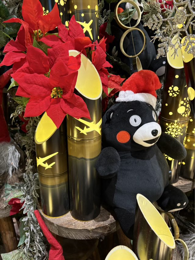 出張で熊本に来てました！ 空港のクリスマスツリーは、くまモン仕様で