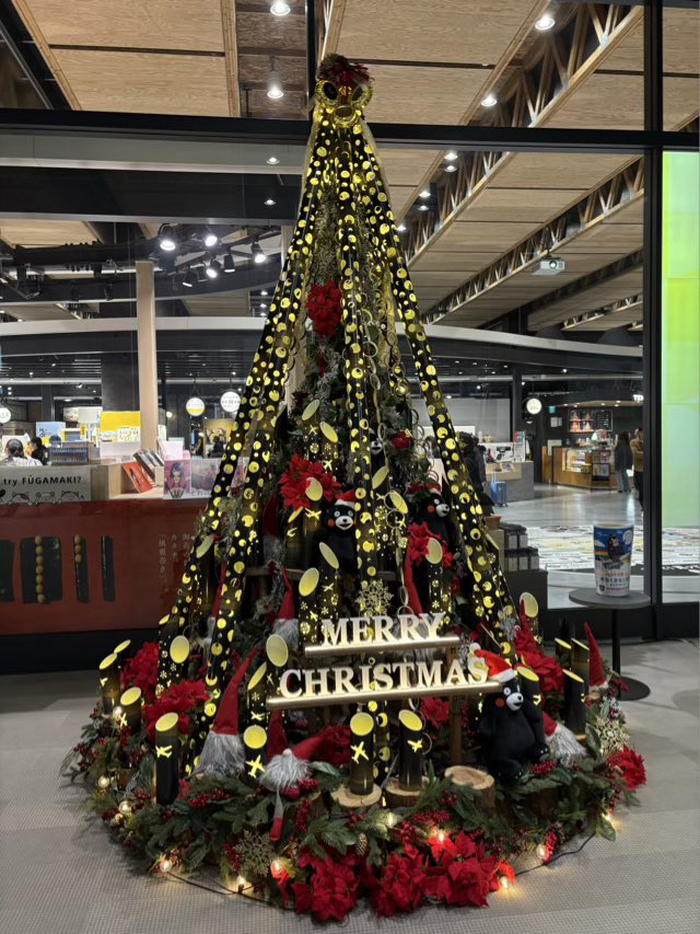 出張で熊本に来てました！ 空港のクリスマスツリーは、くまモン仕様で