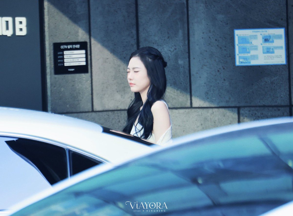 chaenglovesus's tweet image. is the sun bothering you my queen