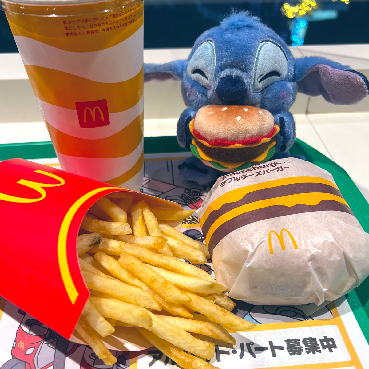 Stitch_luv0621's tweet photo. マックの店員さんにスティッチ可愛いですねって褒められちゃった(,,. .,, )
推しと食べるハンバーガーは世界で1番美味しい😋🍔 https://t.co/rwzmIZz83Y