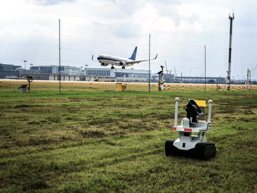 izhejiang's tweet photo. A new "staff member" has joined us in Xiaoshan! 🛫 Hangzhou International Airport has deployed China's first track-based bird-dispersal robot, boosting 24/7 runway safety with smart patrols, HD monitoring and eco-friendly bird control. https://t.co/drXt0dRUEF