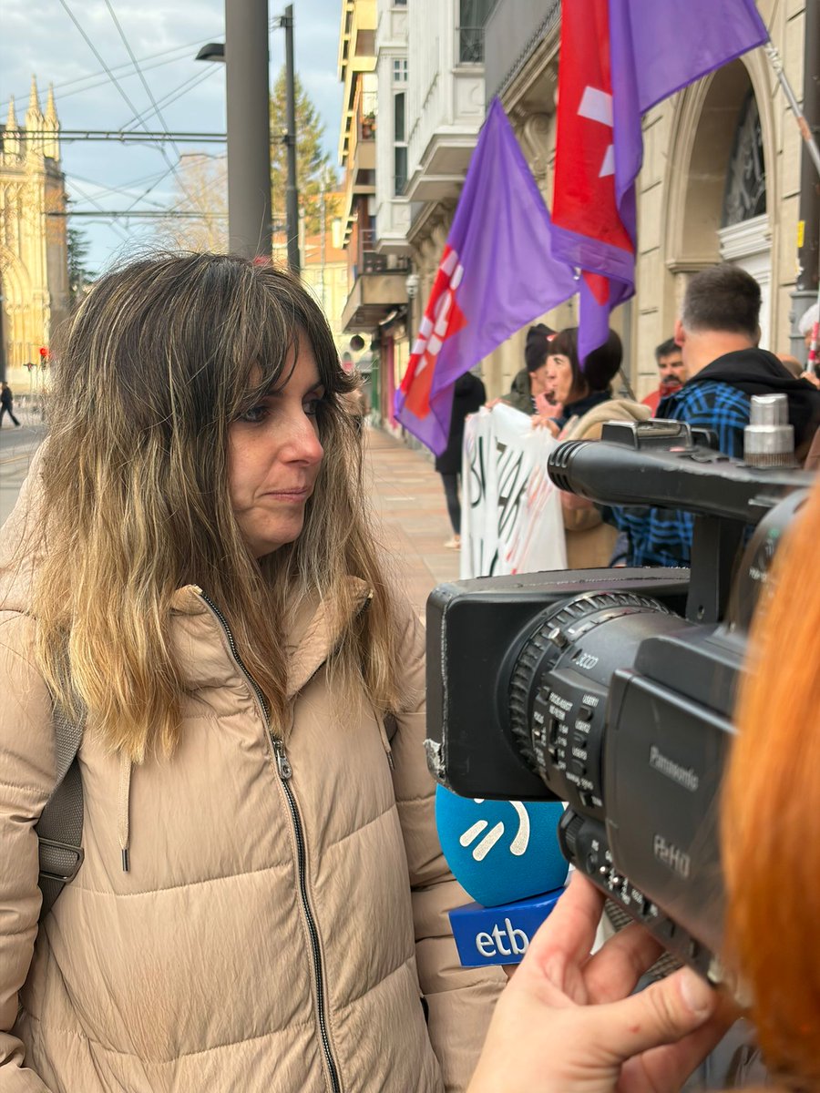 Hoy nos hemos concentrado frente al Parlamento Vasco para exigir la publificación del servicio de transporte sanitario para garantizar estabilidad, condiciones dignas y un servicio público eficiente y universal para la ciudadanía vasca.