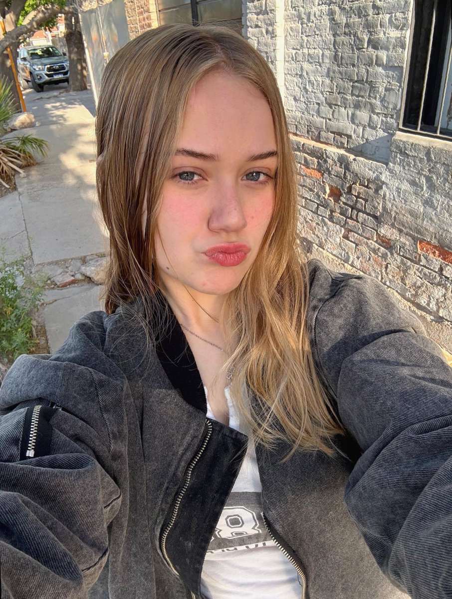 Model_6bce's tweet image. currently bargaining with my alarm like it owes me extra sleep