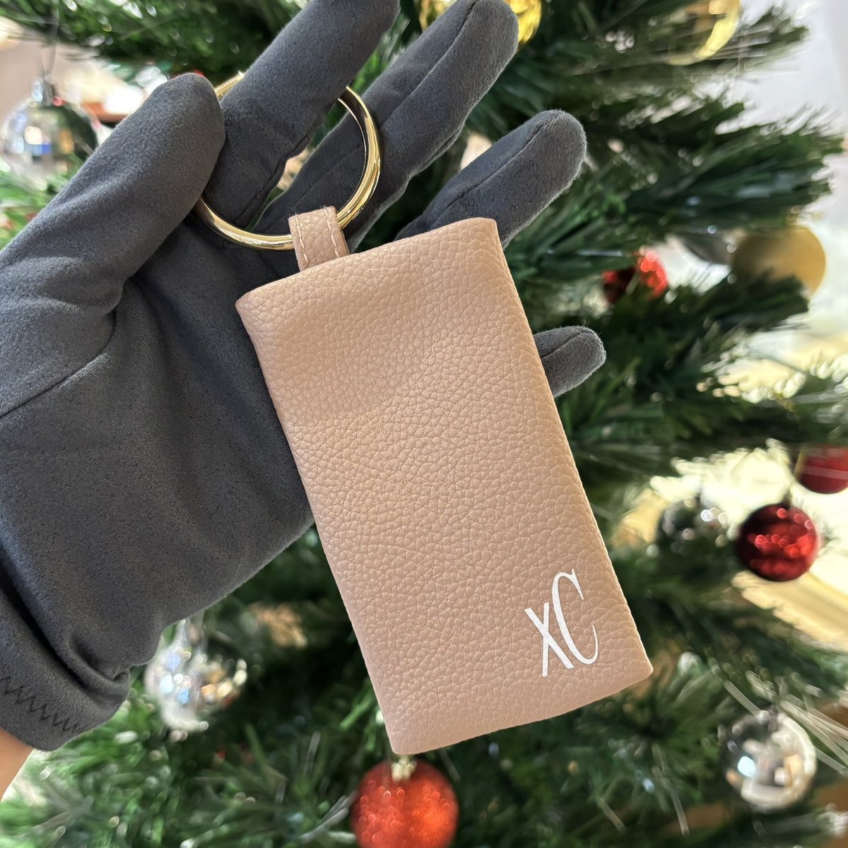 Threecbp's tweet image. 🌟CITIZEN XC Holiday Campaign🌟

2025/12/5（金）〜2026/1/12（月・祝）

期間中にCITIZEN XCをお買い上げの方に、オリジナルリップケースをプレゼント🎁

皆様、クリスマスプレゼントの準備はお済みでしょうか？🎅🌲

クリスマスプレゼントにぴったりなXC是非店頭でご覧ください！！✨