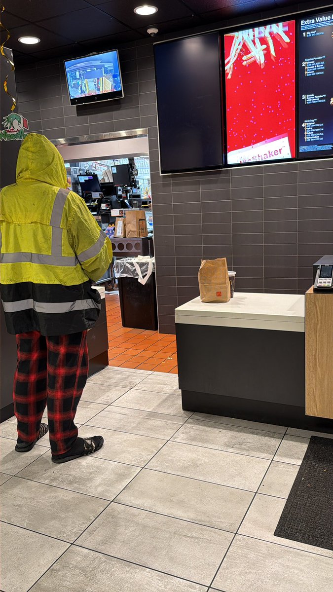 j_mackers's tweet photo. Hey @McDonalds My order was at 7:43pm. It’s 8:53pm.I asked for my meal 6 times. Another 3 customers have been here over an hour waiting as well. No one will talk to us. Help us.  The last time I was here I waited 45 minutes. place is trashed.
HELP?
-deeply unsatisfied customer https://t.co/XyYBfgprXb