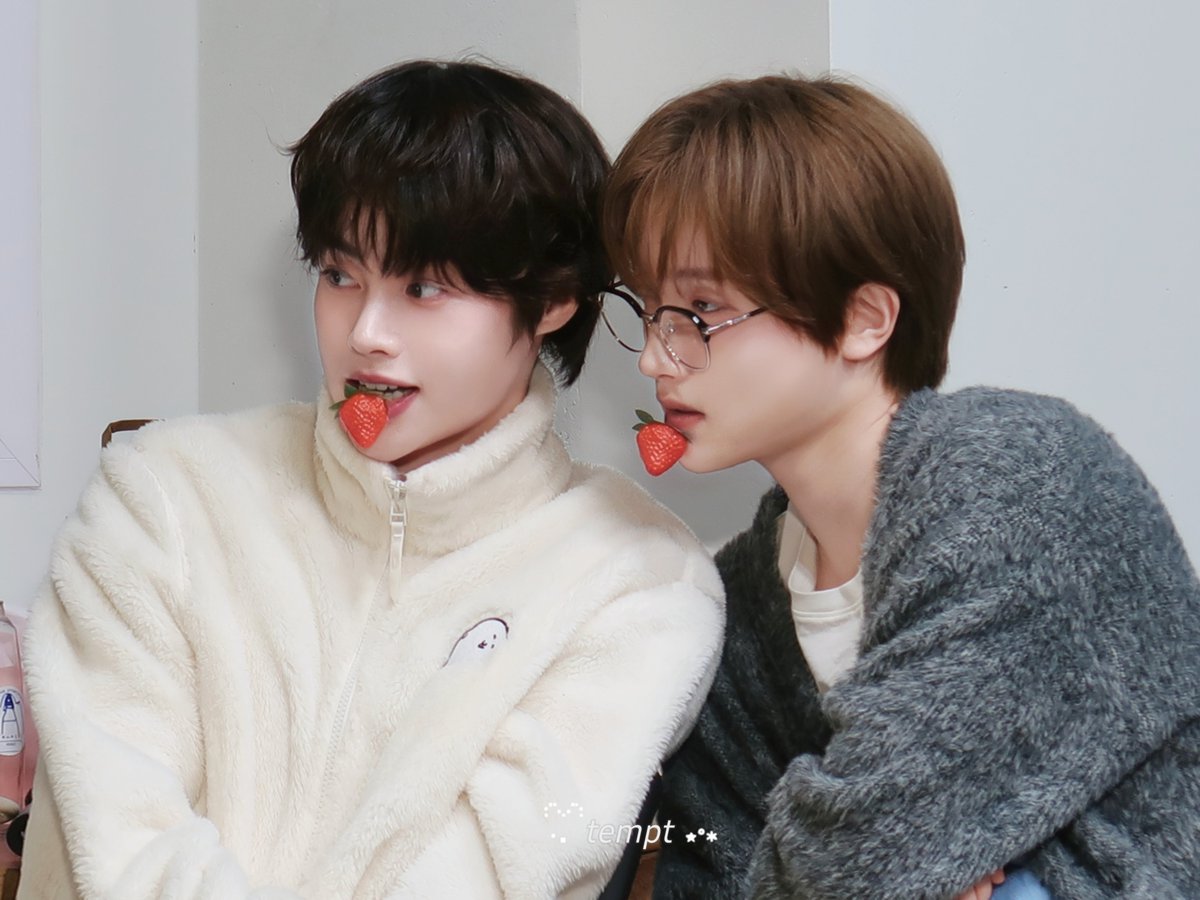tempt_empest's tweet photo. 251205 헬로라이브

🍓🍓

#TEMPEST #템페스트 #한빈 #본혁 #본빈즈 https://t.co/HDEauEZGrM